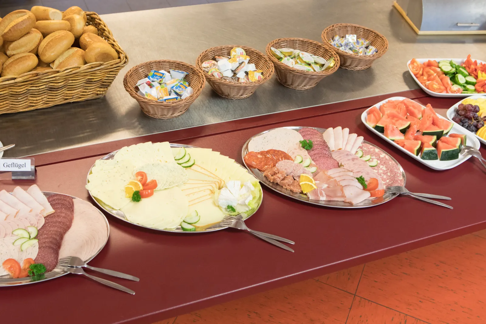 Blick aufs Buffet - Br&ouml;tchen, K&auml;se und Wurstplatte, sowie Wassermelone