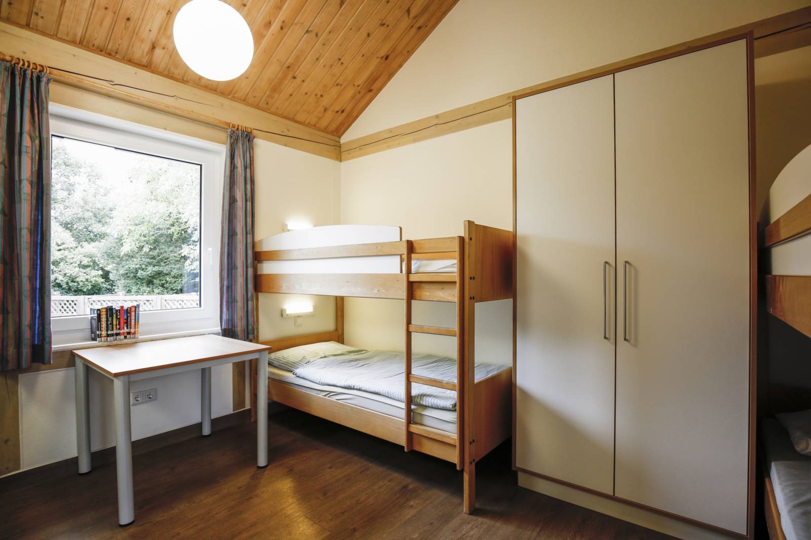 Ein Schüler mit Hochbett und Schrank