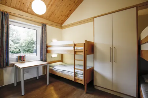 Ein Schüler mit Hochbett und Schrank