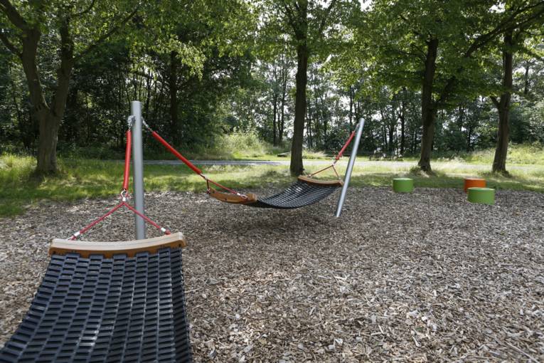 Spielgeräte in Form von Hängematten und Sitzhockern