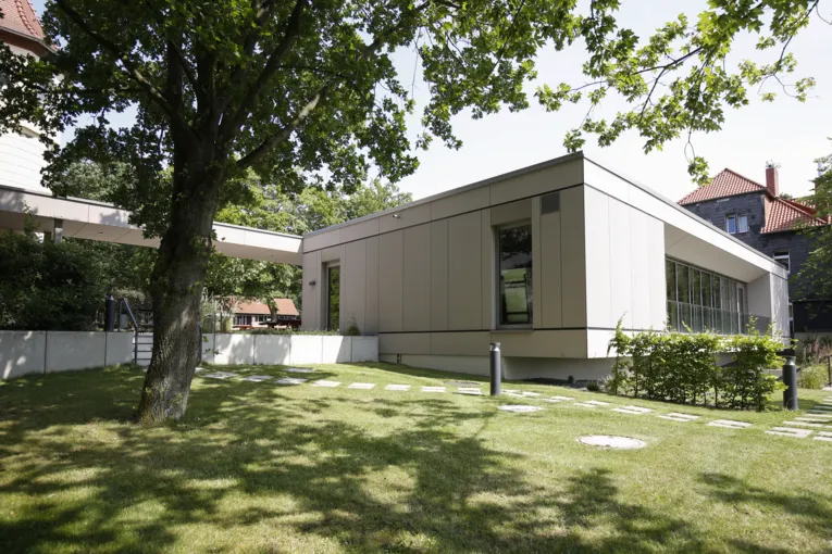 Multifunktionsgebäude mit Haus Humme im Hintergrund und Verbindungsgang zu Haus Weser