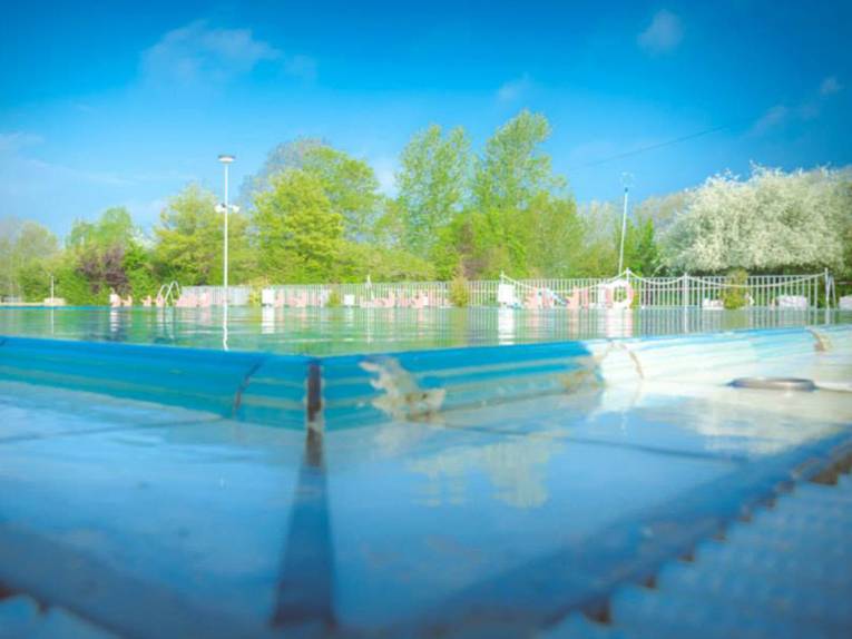 Schwimmbecken