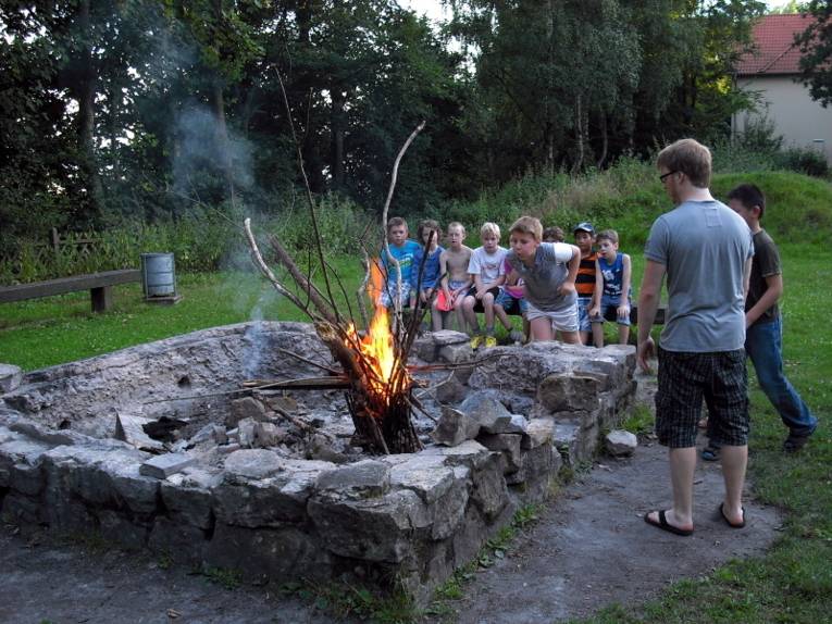 Kinder beim Lagerfeuer